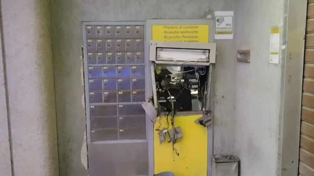 Rapina alle Poste di Montecorvino: banditi fanno esplodere e portano via l’ATM