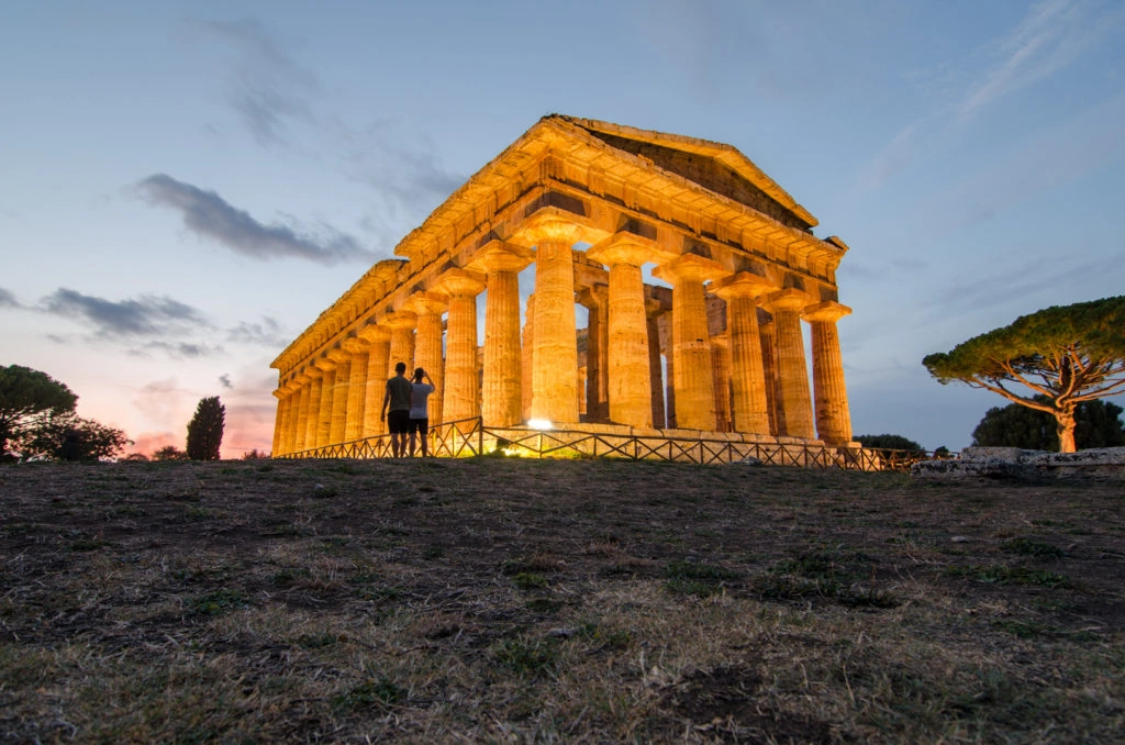 Fotografo che scatta al Tempio di Cerere al tramonto